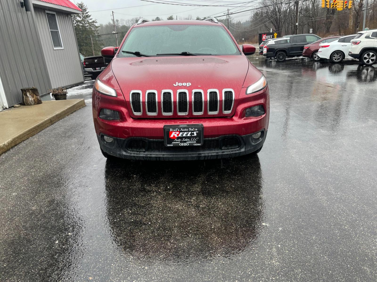 2014 Red /Black Jeep Cherokee Latitude 4WD (1C4PJMCB7EW) with an 2.4L I4 DOHC 16V engine, 9-Speed Automatic transmission, located at 11115 Chardon Rd. , Chardon, OH, 44024, (440) 214-9705, 41.580246, -81.241943 - This 2014 Jeep Cherokee Latitude with 4WD and the 2.4L engine paired with a 9-speed automatic transmission offers a blend of off-road capability and on-road comfort. The Active Drive I system enhances stability and traction in various conditions, while the LED daytime running lights and LED tail lig - Photo #1